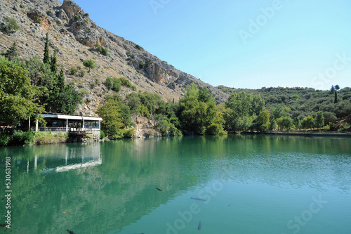 Le lac de Votomos à Zaros près d'Agioi Déka en Crète photo