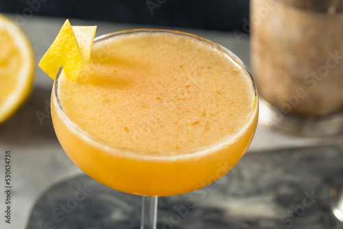 Fotografie Boozy Refreshing Applejack Rabbit Cocktail