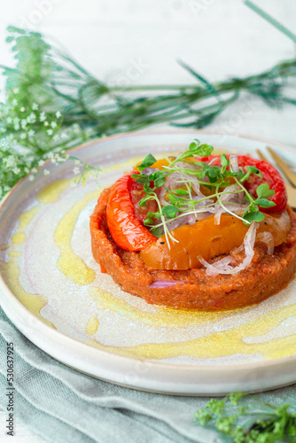 Anti pasti sur purée de tomate dans une assiette avec so filet d'huile d'olive