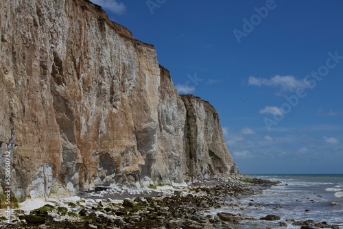 Obraz na płótnie Rocky beach by the cliff side in sunny weather