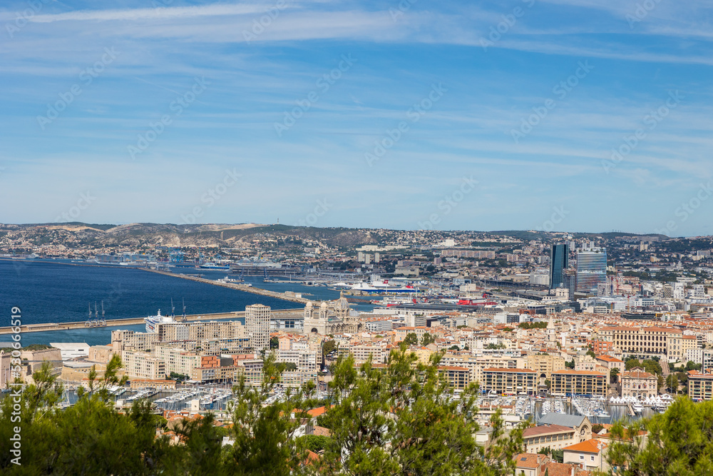 Vue sur le Port de Marseille depuis la Basilique Notre-Dame de la Garde