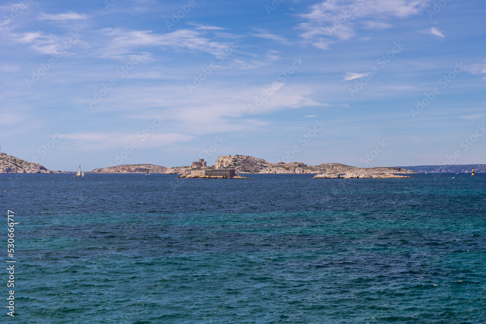 Vue sur la Méditerranée, les Îles du Frioul et le CHâteau d'If depuis la Corniche Kennedy de Marseille