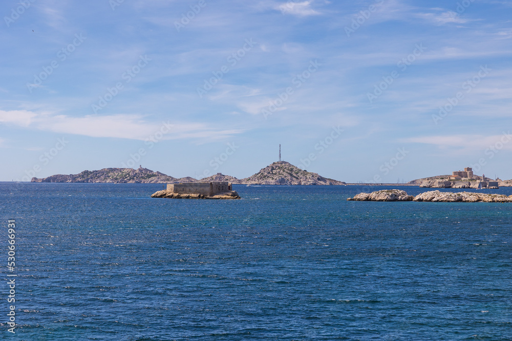 Vue sur la Méditerranée, les Îles du Frioul et le CHâteau d'If depuis la Corniche Kennedy de Marseille Vue sur la Méditerranée, les Îles du Frioul et le CHâteau d'If depuis la Corniche Kennedy de Marseille
