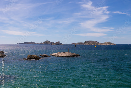 Vue sur la Méditerranée, les Îles du Frioul et le CHâteau d'If depuis la Corniche Kennedy de Marseille