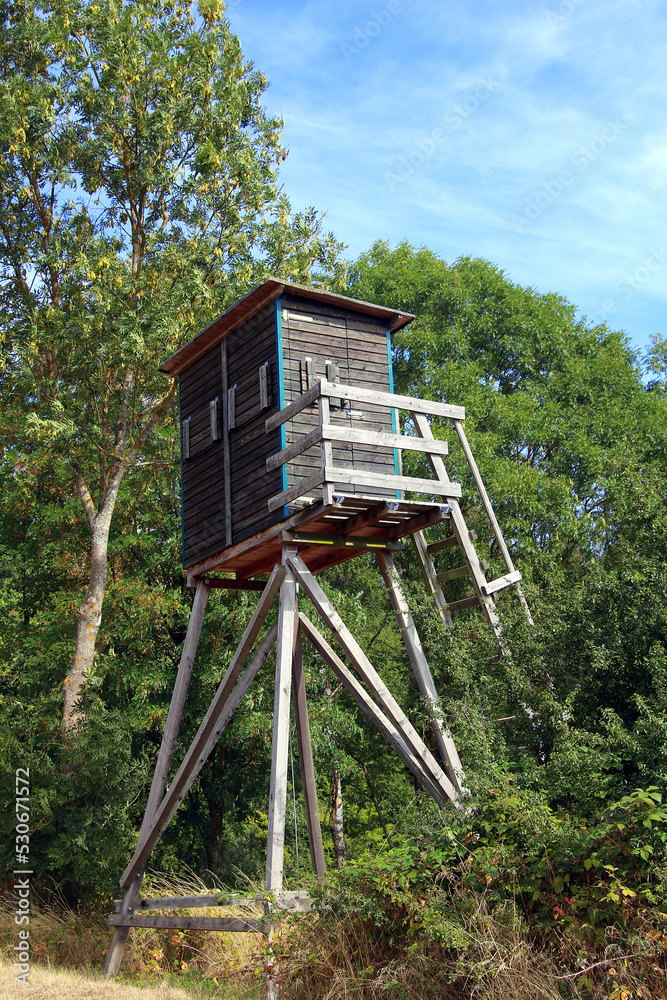 Jägerstand am Waldrand Jägerstand am Waldrand