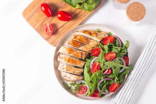 Salad with grilled chicken, fresh vegetables, spinach, ruccola, red onion and tomato. 