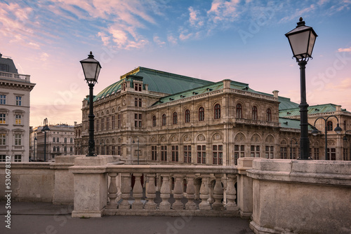 Canvas Print The beautiful Vienna State Opera, Austria