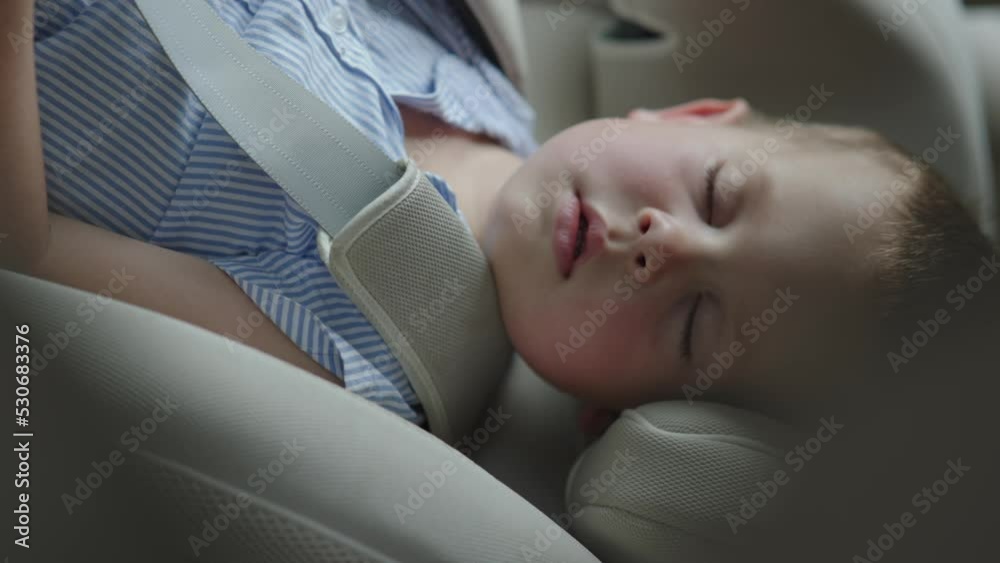 Vidéo Stock little caucasian baby boy child sleeping in carseat inside