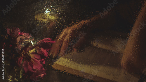 Fotografie, Obraz autorretrato a través de la ventana con lluvia