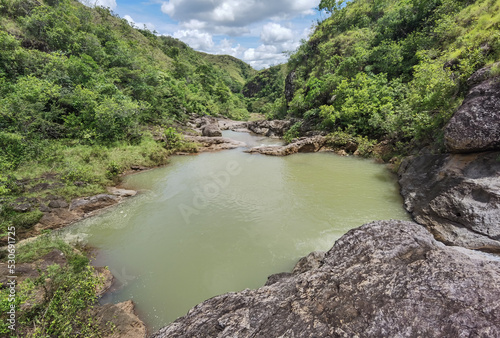 Cascadas de river que surgen desde las monta  as