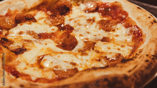 チーズがたっぷりのトマトが乗ったピザ
