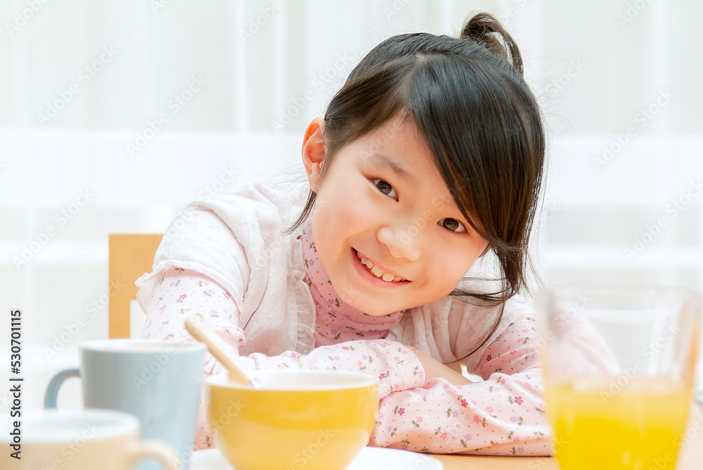 朝食を食べる女の子 朝食を食べる女の子