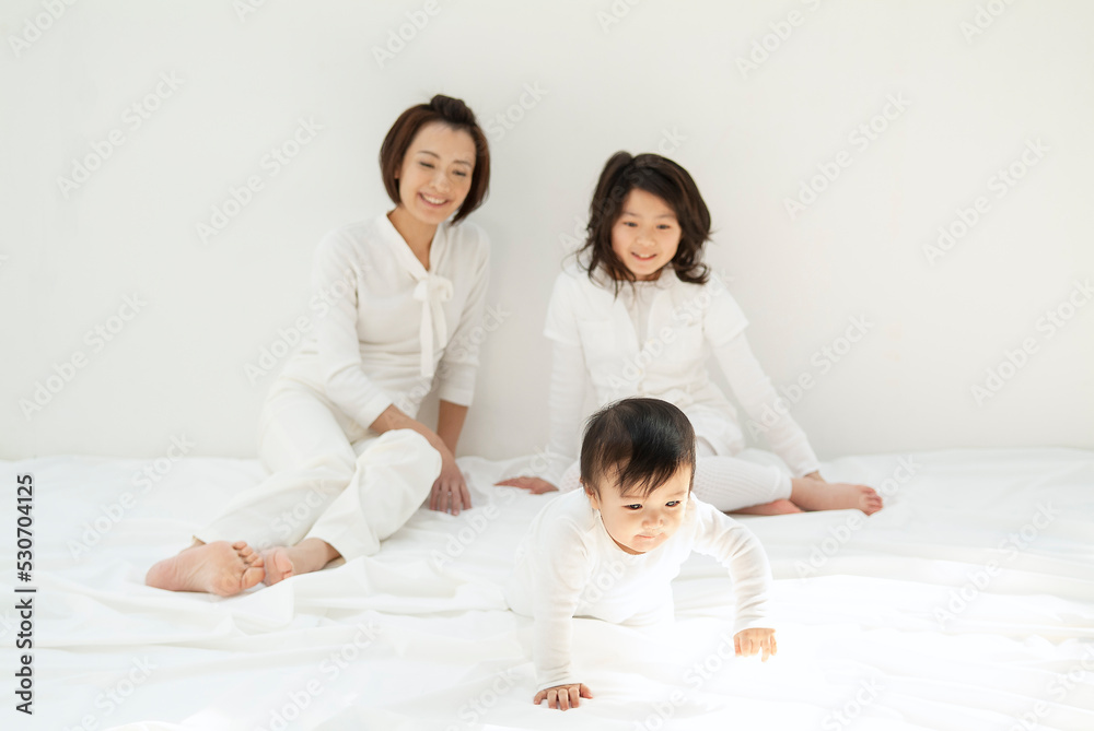 笑顔の赤ちゃんと娘と母親 笑顔の赤ちゃんと娘と母親