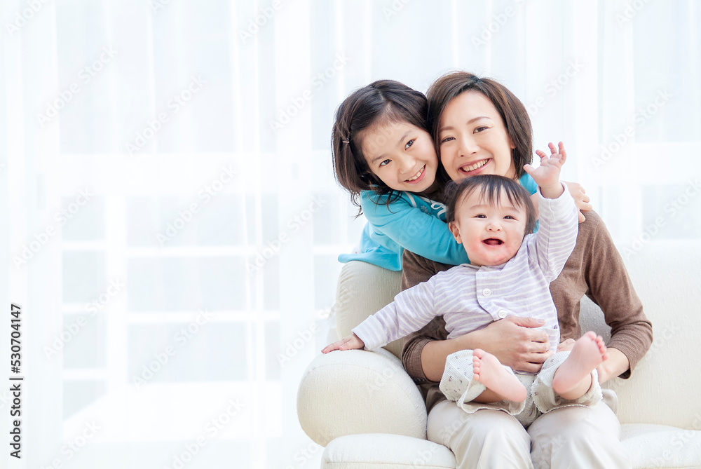 笑顔の赤ちゃんと娘と母親 笑顔の赤ちゃんと娘と母親