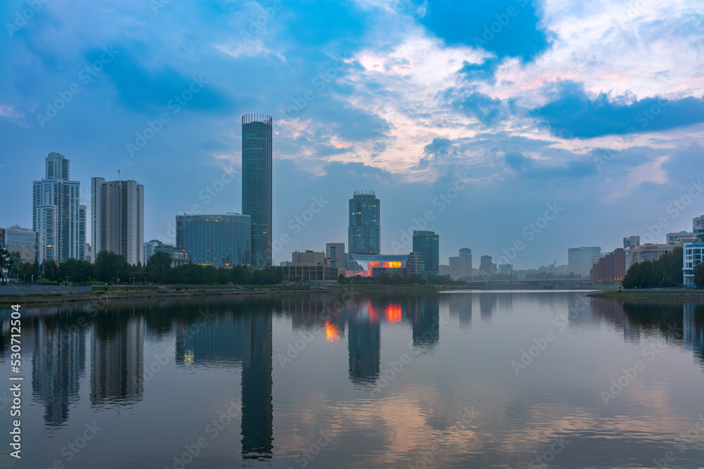Obraz premium Sunset on a pond in the center of the city. Yekaterinburg, Russia