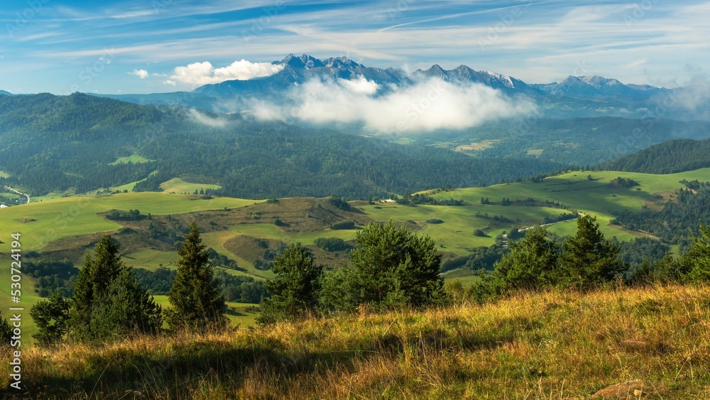 Naklejka premium Widok na Tatry Wysokie z Łomnicą z Wysokiego Wierchu - średni format fujilm gfx sII
