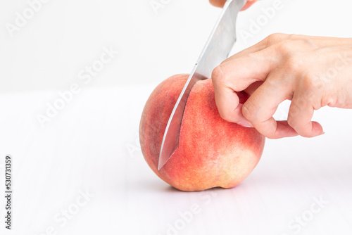 桃を切る手元 peach