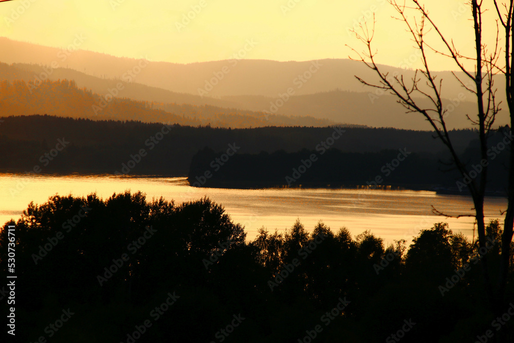 Obraz premium dämmerung über dem moldaustausee