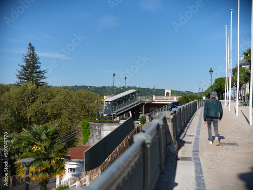 Un homme marche seul sur le boulevard des Pyrénées en direction du Funiculaire d Fototapeta