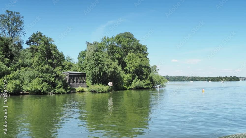 Schönsten Seen rund um Berlin und Brandenburg - Schifffahrt zwischen Glienicker Lake und Havel See richtung Pfaueninsel mit Beelitzer Jagdschirm am Wasserrand Schönsten Seen rund um Berlin und Brandenburg - Schifffahrt zwischen Glienicker Lake und Havel See richtung Pfaueninsel mit Beelitzer Jagdschirm am Wasserrand