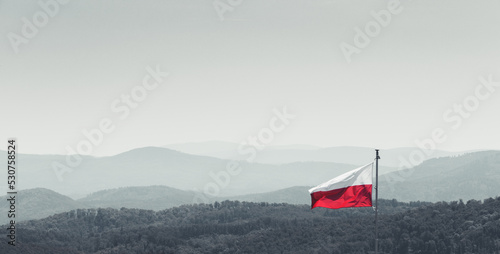 polska flaga na tle gór photo