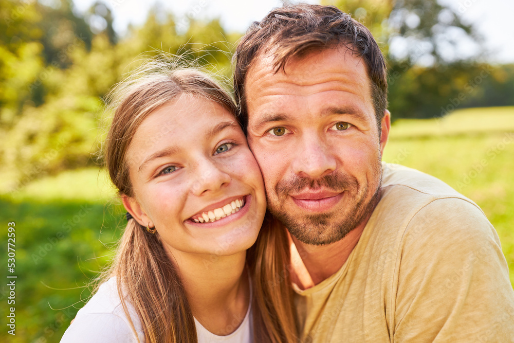 Glückliche Tochter Seite an Seite mit ihrem Vater Glückliche Tochter Seite an Seite mit ihrem Vater