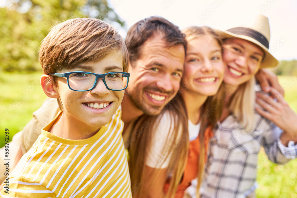 Glückliche Junge mit Eltern und Schwester Glückliche Junge mit Eltern und Schwester