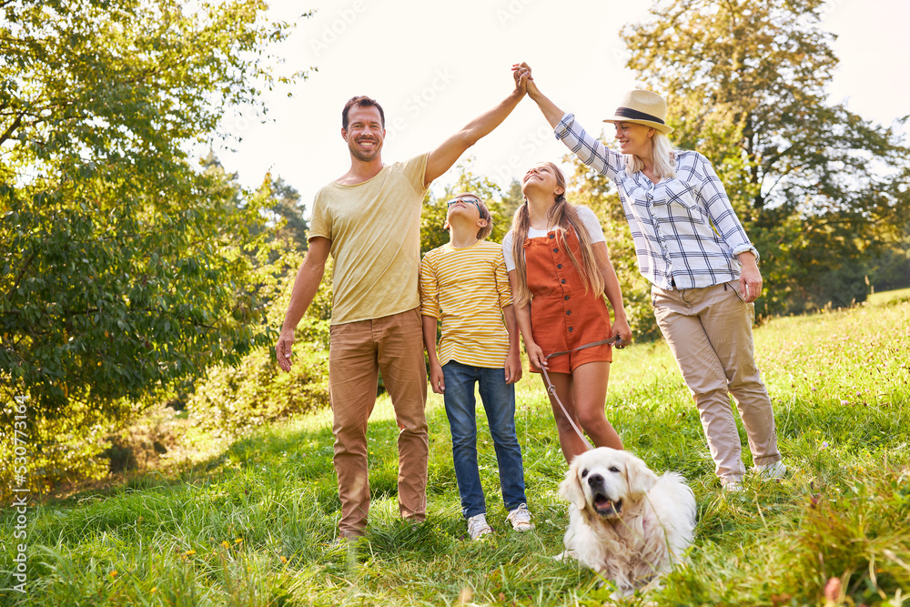 Familie mit zwei Kindern und Hund haben Spaß