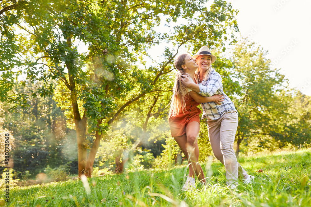 Fototapeta premium Mutter und Tochter haben Spaß zusammen im Park