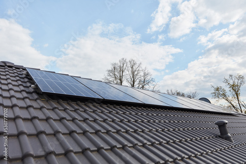 Moderne Solaranlage auf Dach vom Haus für Solarenergie