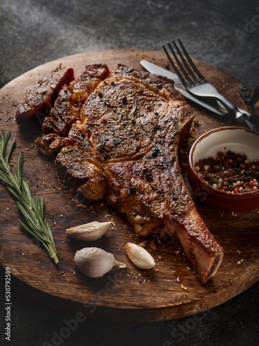 Bild auf Leinwand Barbecue Tomahawk Steak on Cutting Board