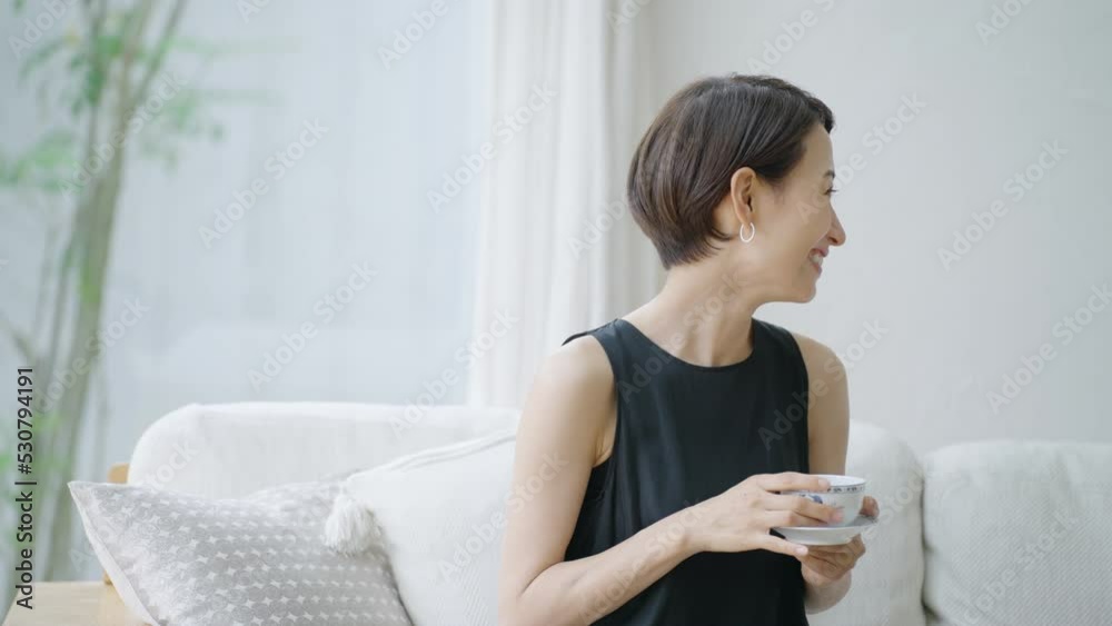 お茶を飲むミドル女性 お茶を飲むミドル女性