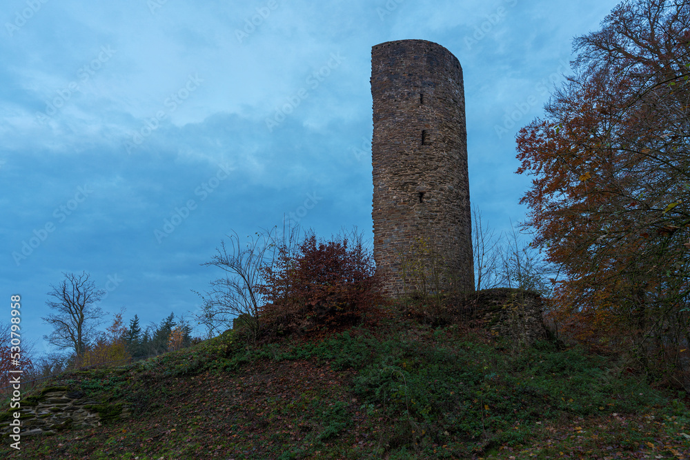 Burgruine Waldenburg Ruine Burgturm bei Sonnenuntergang an einem Herbsttag