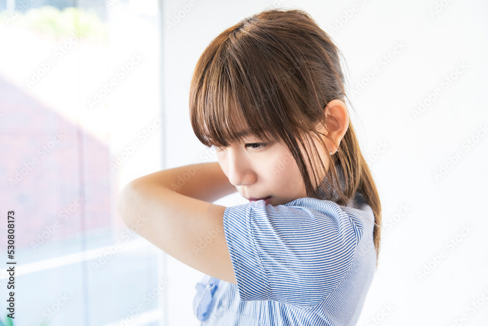 せきをする女性 せきをする女性