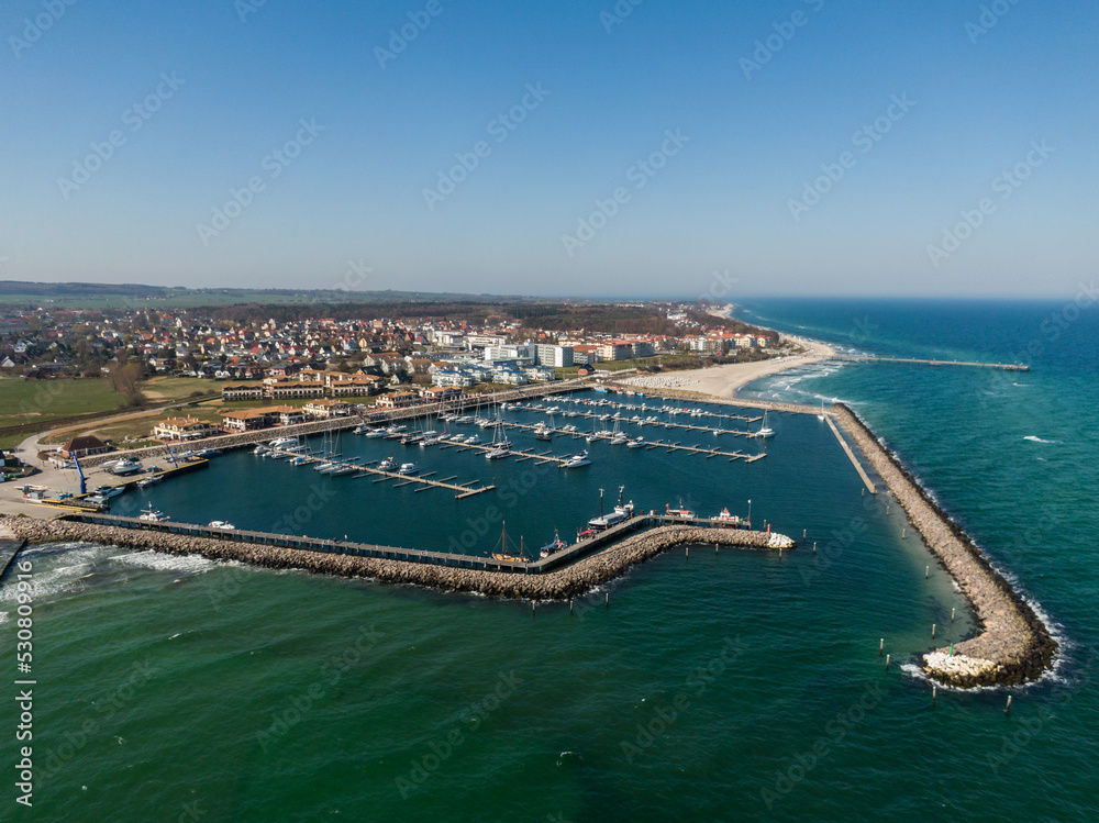 Hafen der Küstenstadt Kühlungsborn an der Ostseeküste von Mecklenburg-Vorpommern Luftaufnahme