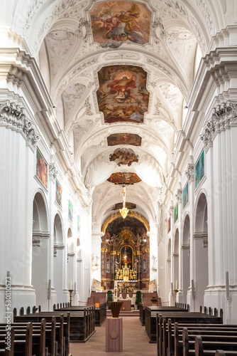 Foto Lovely view of the nave of the famous Neumünster Collegiate church in Würzburg, Germany