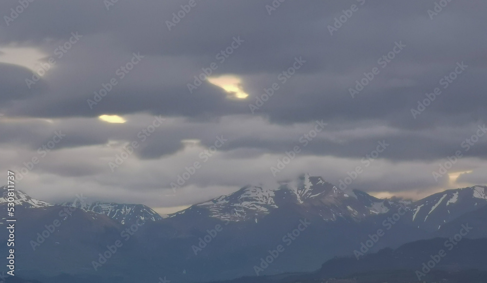 Vette dei monti appennini prima della tempesta