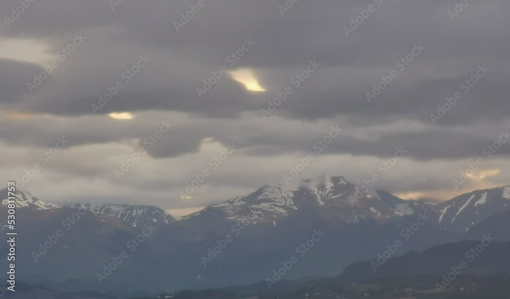 Vette dei monti appennini prima della tempesta Vette dei monti appennini prima della tempesta