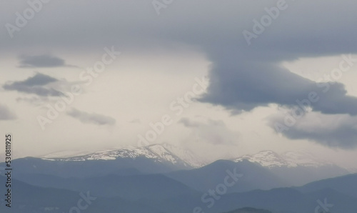 Cime innevate dei monti e nuvole © GjGj