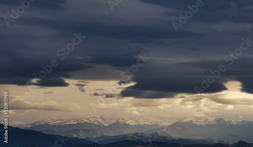 Nuvole bianche e nuvole nere tempestose sopra le montagne le colline e le valli