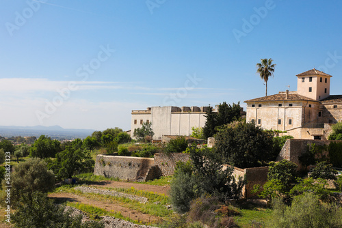 Vista de Biniamar. Pequeña aldea del interior de la isla de Mallorca (Islas Baleares, España), con casas de piedra de estilo mediterráneo y bancales dcon muros de piedra en seco.