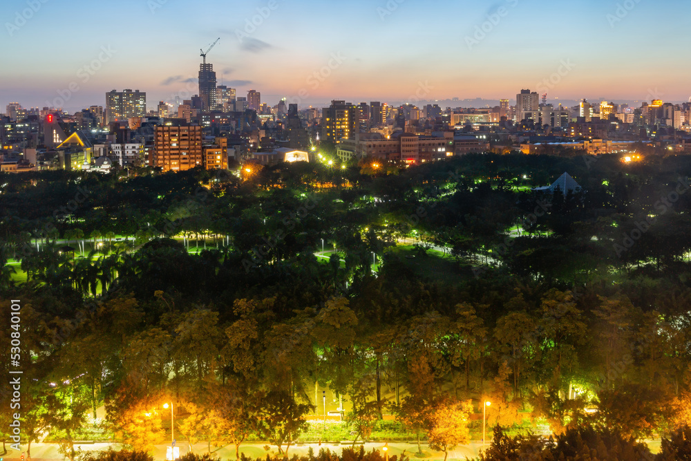 Naklejka premium Sunset high angle view of the Daan Forest Park and cityscape