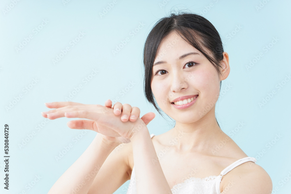 ハンドクリームを塗る女性 ハンドクリームを塗る女性
