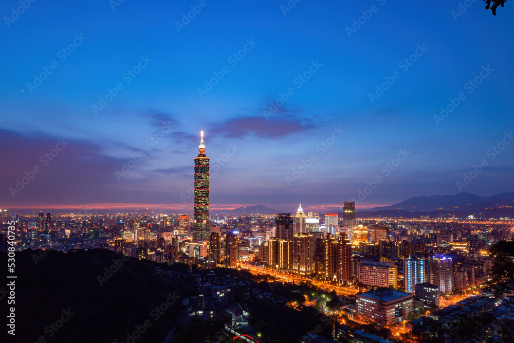 Fototapeta premium Sunset landscape of Xinyi District cityscape