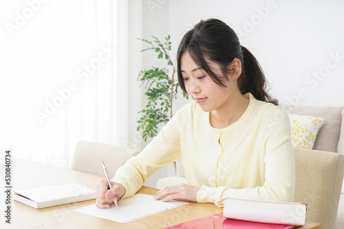 自宅で勉強をする若い女性