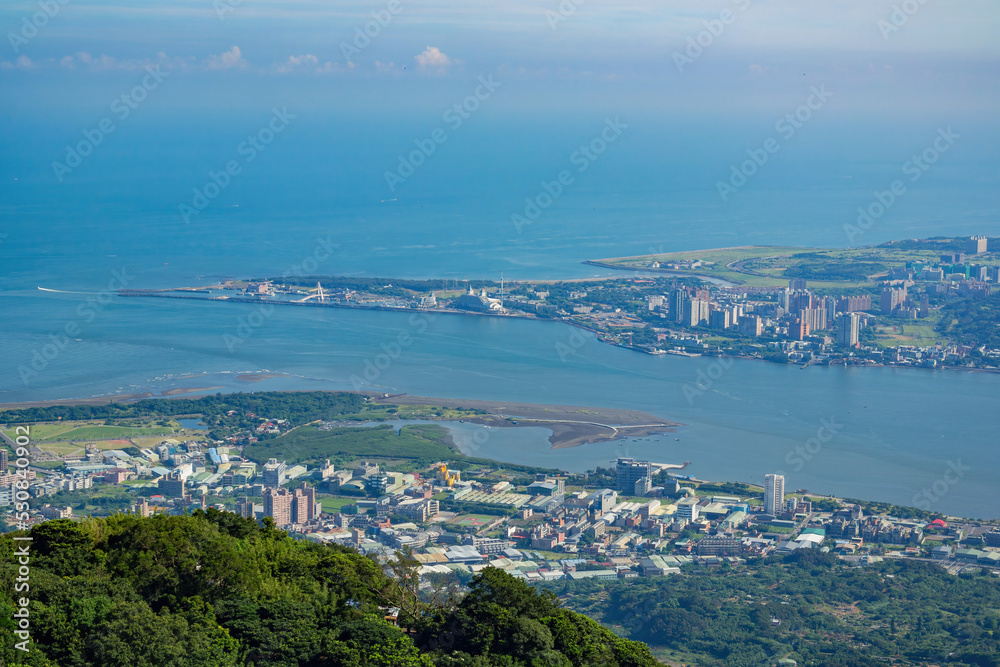 Obraz premium Aerial view of the Guanyin Shan Scenic Area and Taipei cityscape