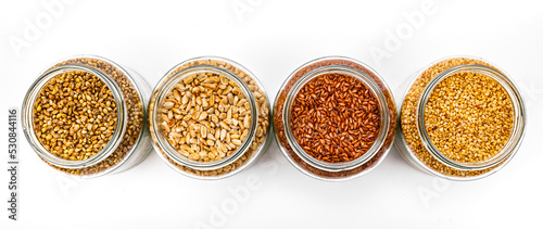 Vorratsgläser gefüllt mit Nüssen, Körnern  und Getreide