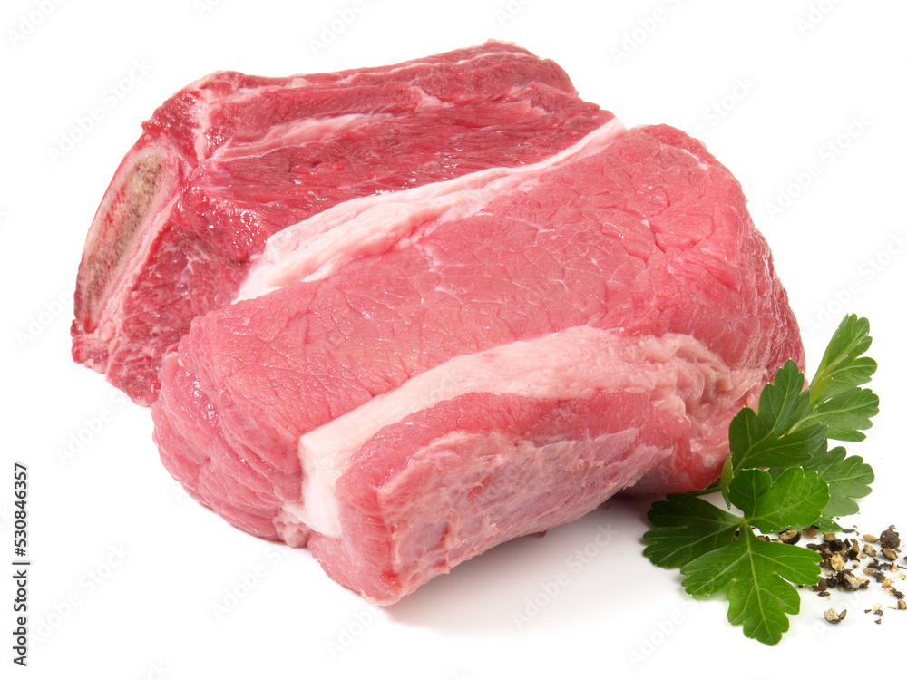 Rohes Suppenfleisch - Freigestellt auf weiß Rohes Suppenfleisch - Freigestellt auf weiß