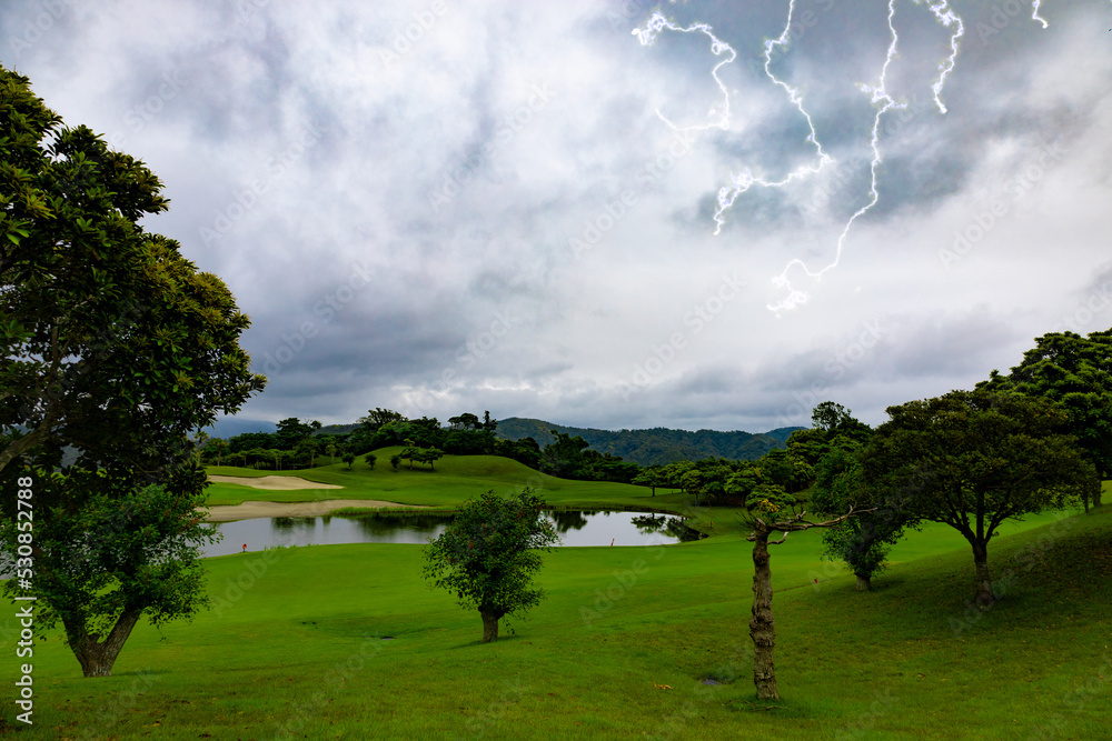 南国風リゾートの美しいゴルフ場・ゴルフコースで怪しい空模様。雷雲と落雷（千葉県富津市）