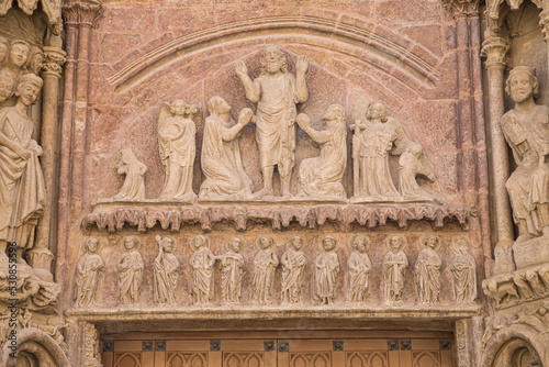 Obraz na płótnie Tympanum of the Porch of San Bartolome Church in Logroño w salonie